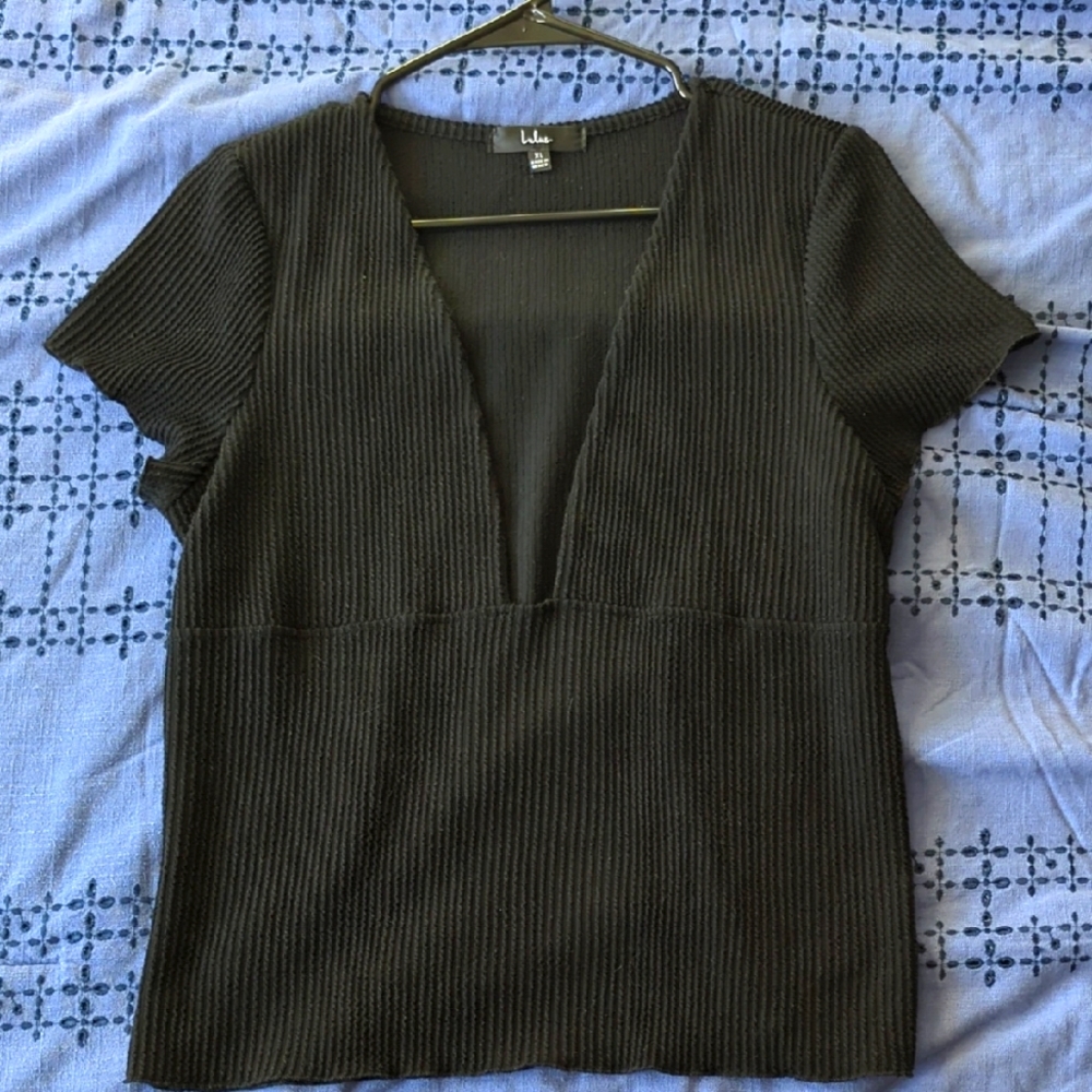 Lulu's Black Ribbed V-Neck Shirt